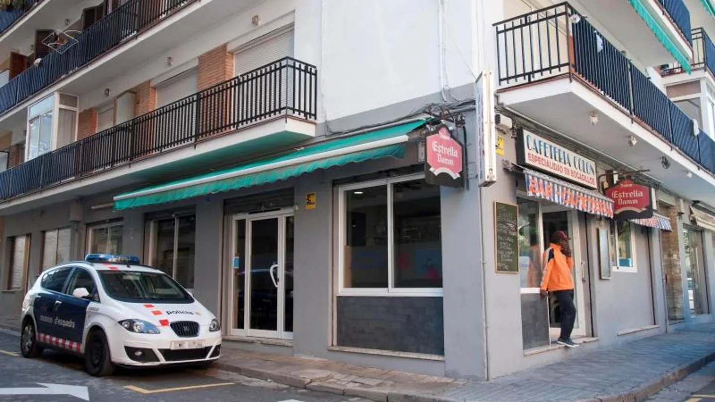 Un coche de los Mossos d'Esquadra ante el edificio donde un hombre mató a su mujer en Blanes Un coche de los Mossos d'Esquadra ante el edificio donde un hombre mató a su mujer en Blanes