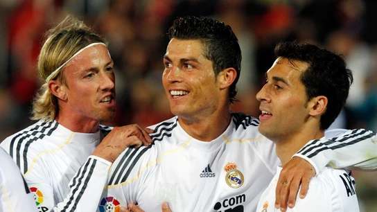 Guti y Arbeloa abrazan a Cristiano Ronaldo Guti y Arbeloa abrazan a Cristiano Ronaldo