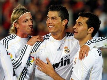 Guti y Arbeloa abrazan a Cristiano Ronaldo Guti y Arbeloa abrazan a Cristiano Ronaldo