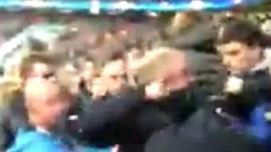 Momento de la pelea entre aficionados del City y del Liverpool Momento de la pelea entre aficionados del City y del Liverpool