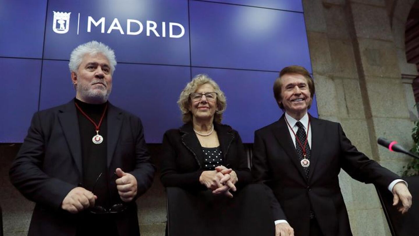 Carmena da a Almod&oacute;var y Raphael sus t&iacute;tulos de hijos adoptivos de Madrid