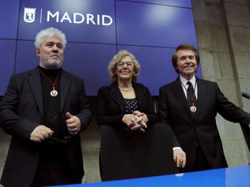 Carmena da a Almodóvar y Raphael sus títulos de hijos adoptivos de Madrid Carmena da a Almodóvar y Raphael sus títulos de hijos adoptivos de Madrid