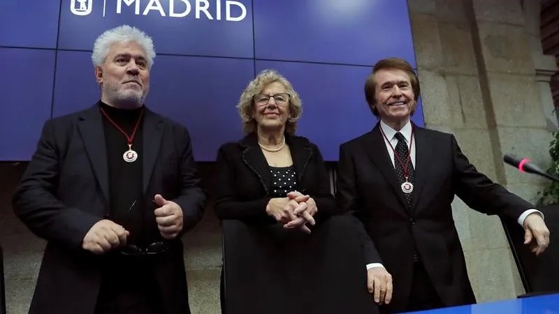 Carmena da a Almodóvar y Raphael sus títulos de hijos adoptivos de Madrid