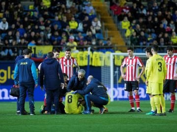 Fornals, sentado en el terreno de juego Fornals, sentado en el terreno de juego