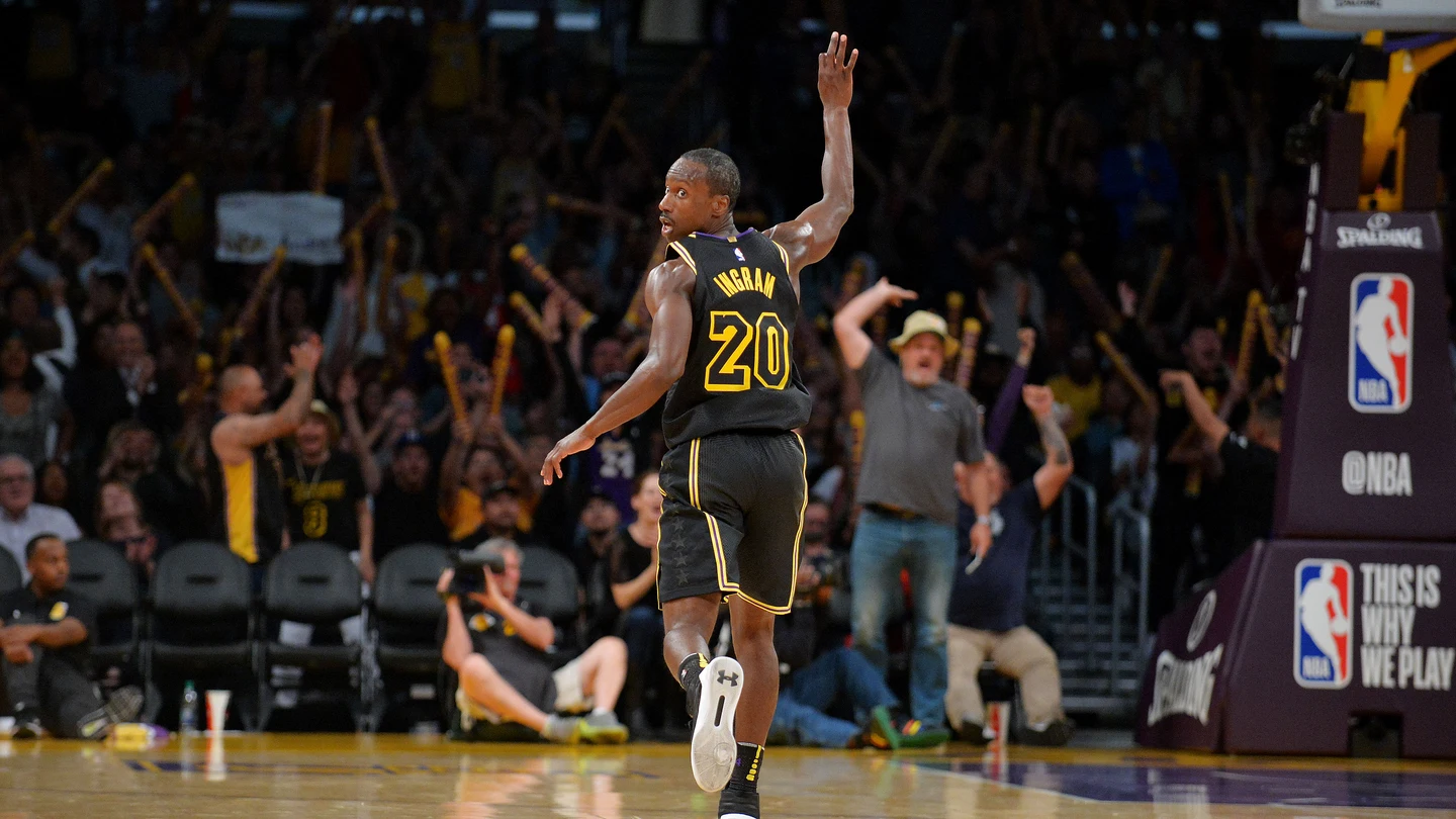 Ingram celebra uno de sus triples en el Staples Center Ingram celebra uno de sus triples en el Staples Center