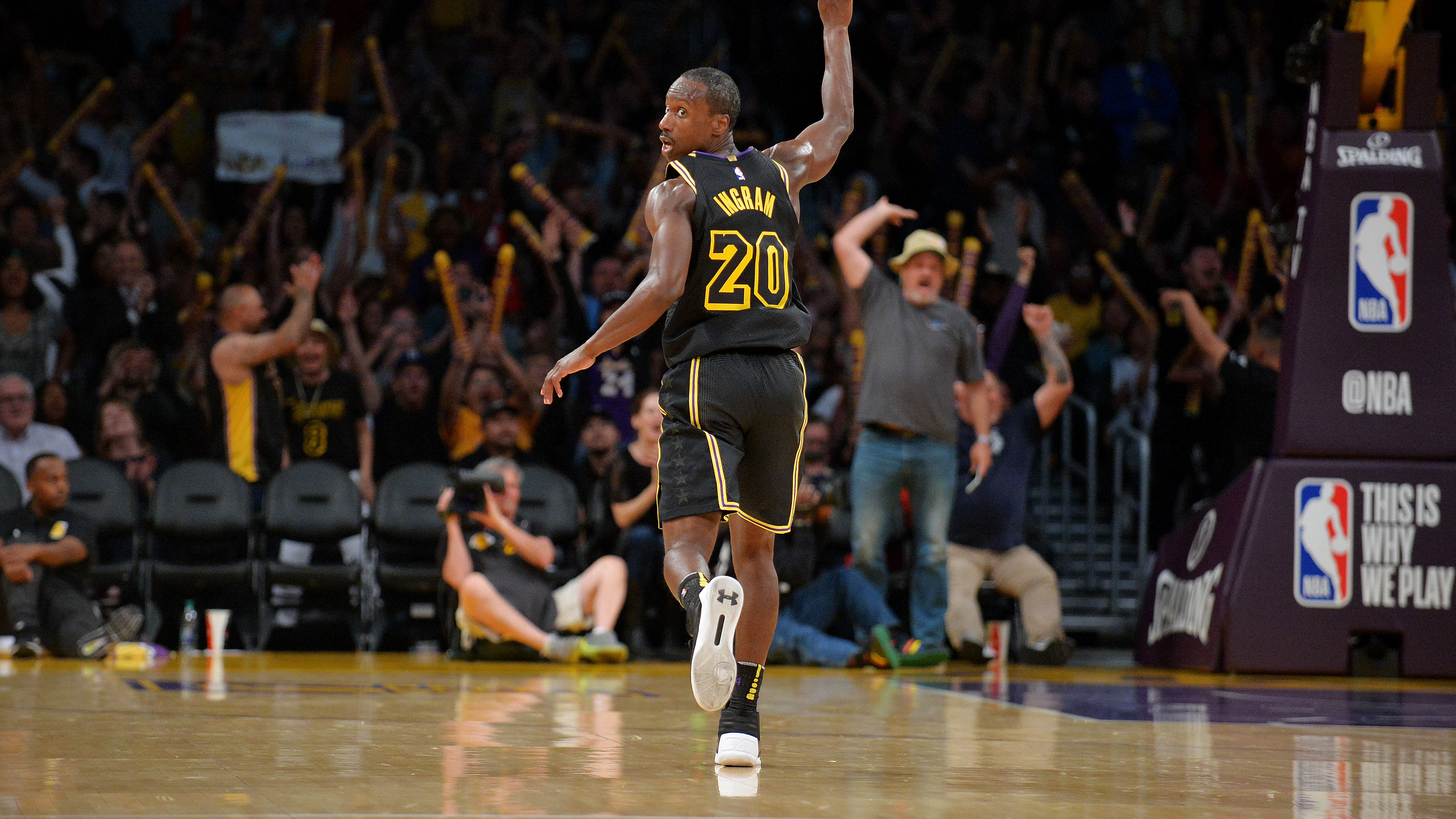 Ingram celebra uno de sus triples en el Staples Center