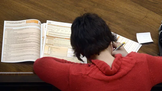 Una mujer realiza la declaración de la Renta Una mujer realiza la declaración de la Renta