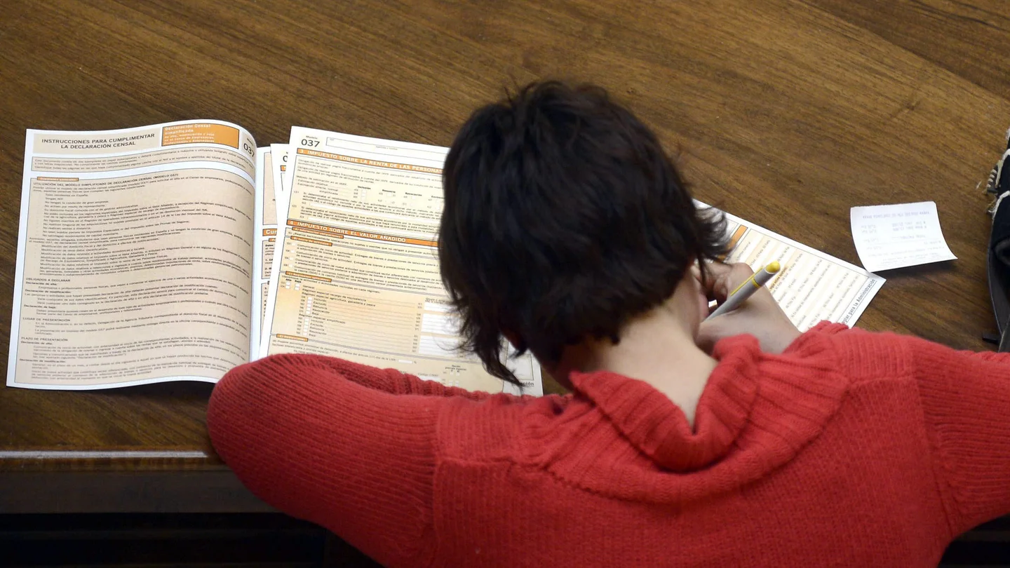 Una mujer realiza la declaración de la Renta Una mujer realiza la declaración de la Renta