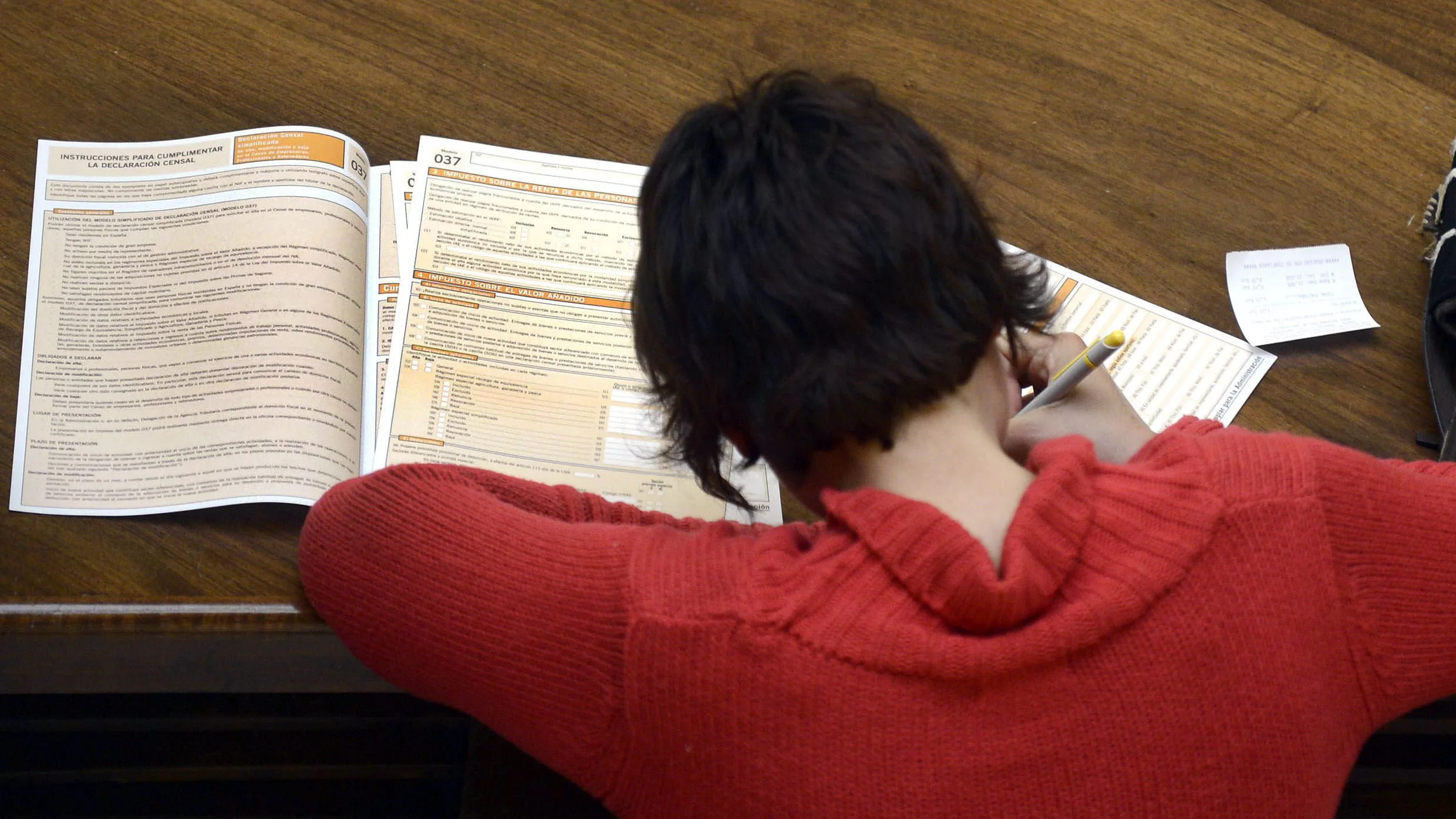 Una mujer realiza la declaración de la Renta