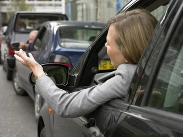 Una mujer increpa a otros conductores en un atasco. Una mujer increpa a otros conductores en un atasco.