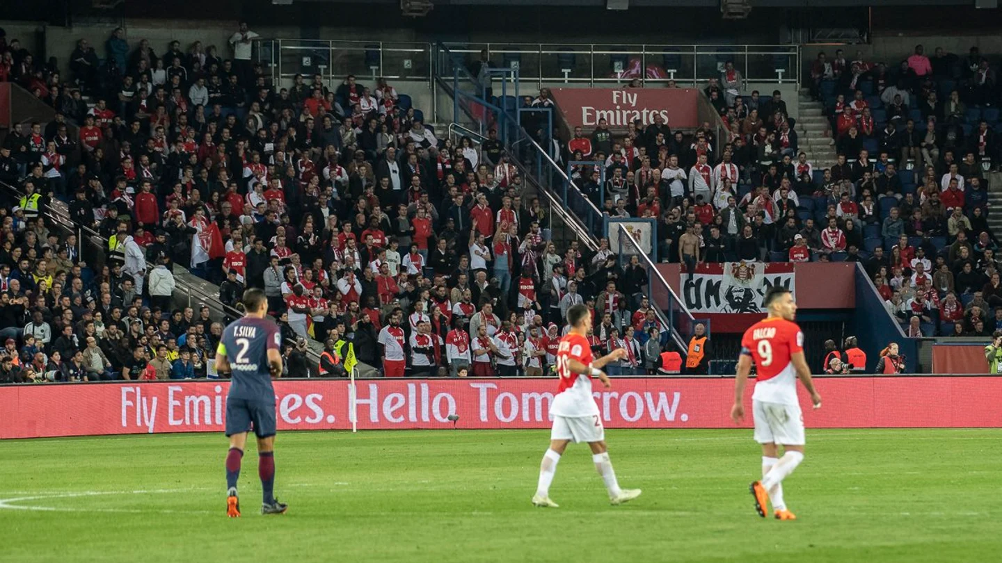 Aficionados de Mónaco, al encajar un gol del PSG Aficionados de Mónaco, al encajar un gol del PSG