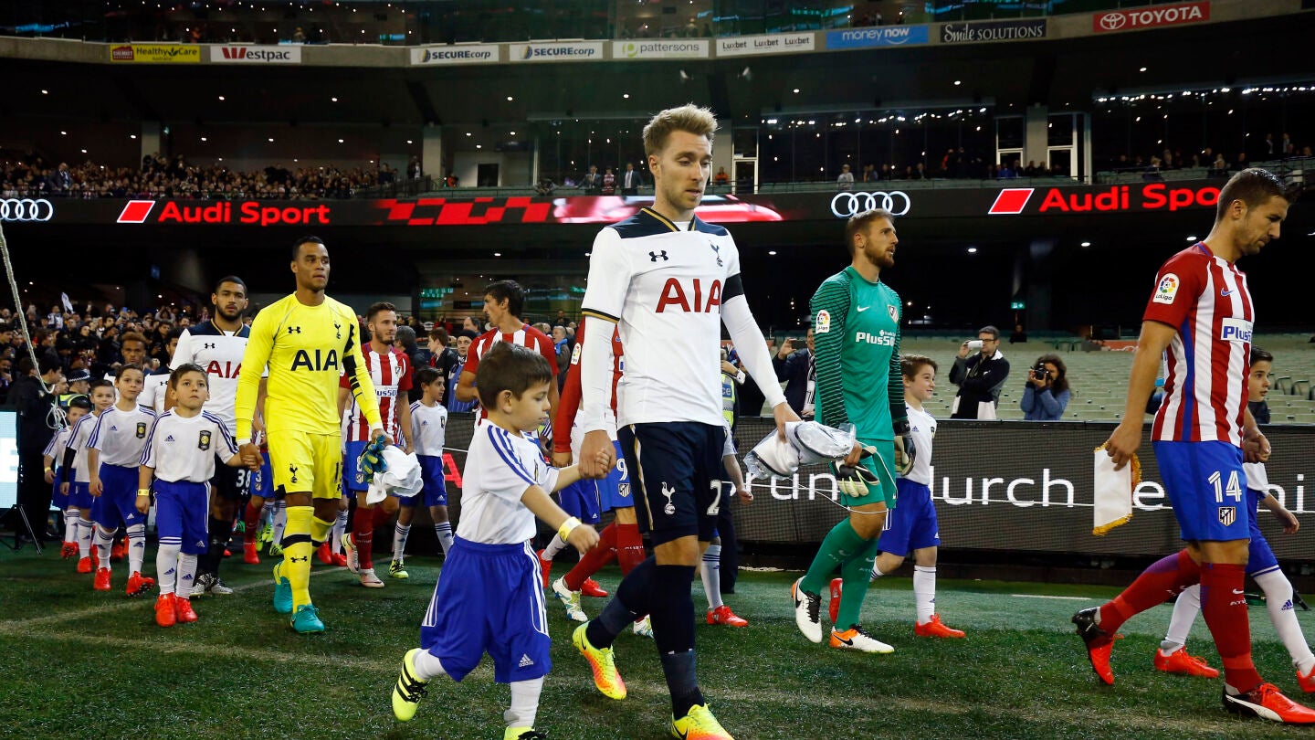 Los jugadores de Tottenham y Atl&eacute;tico de Madrid saltan al campo junto a ni&ntilde;os