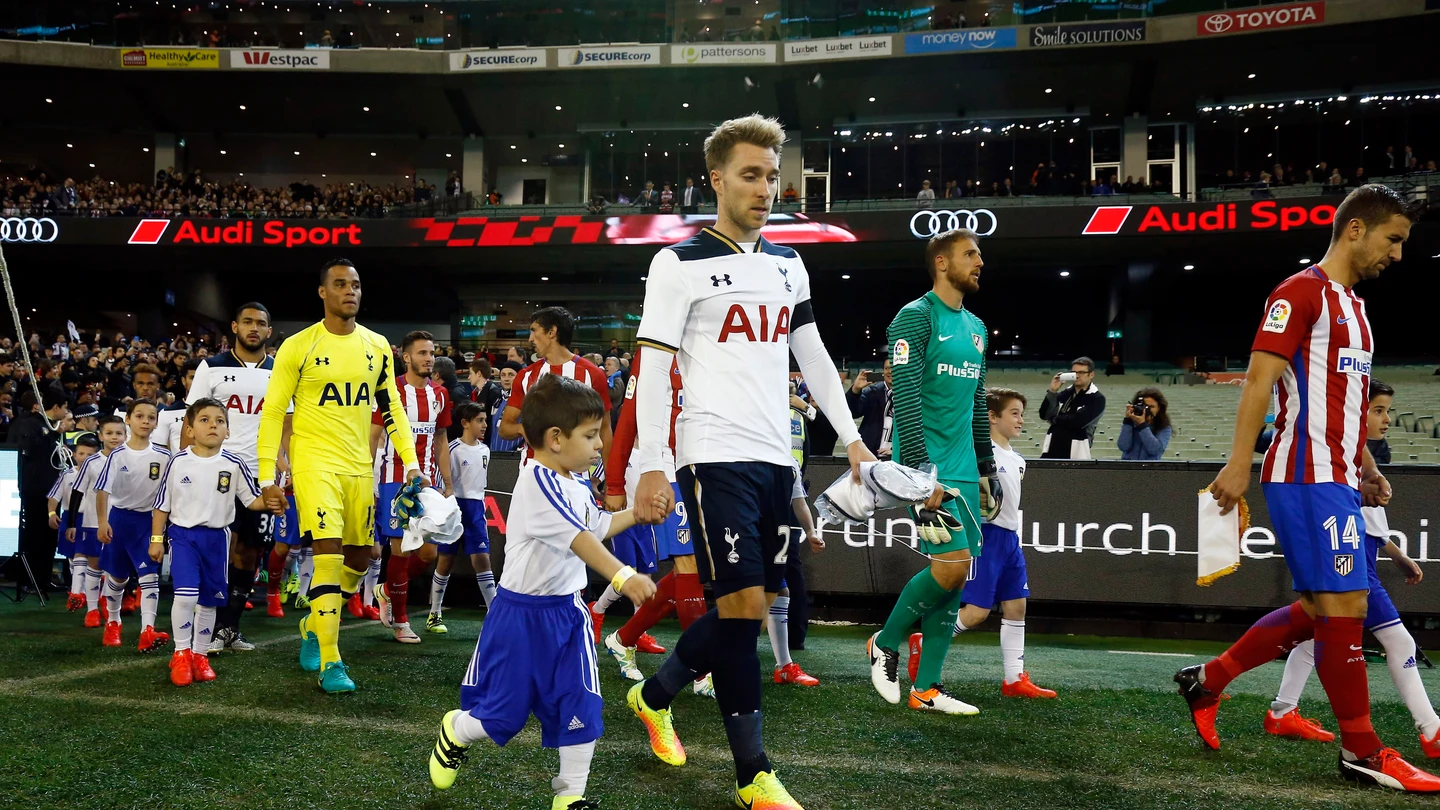 Los jugadores de Tottenham y Atlético de Madrid saltan al campo junto a niños Los jugadores de Tottenham y Atlético de Madrid saltan al campo junto a niños
