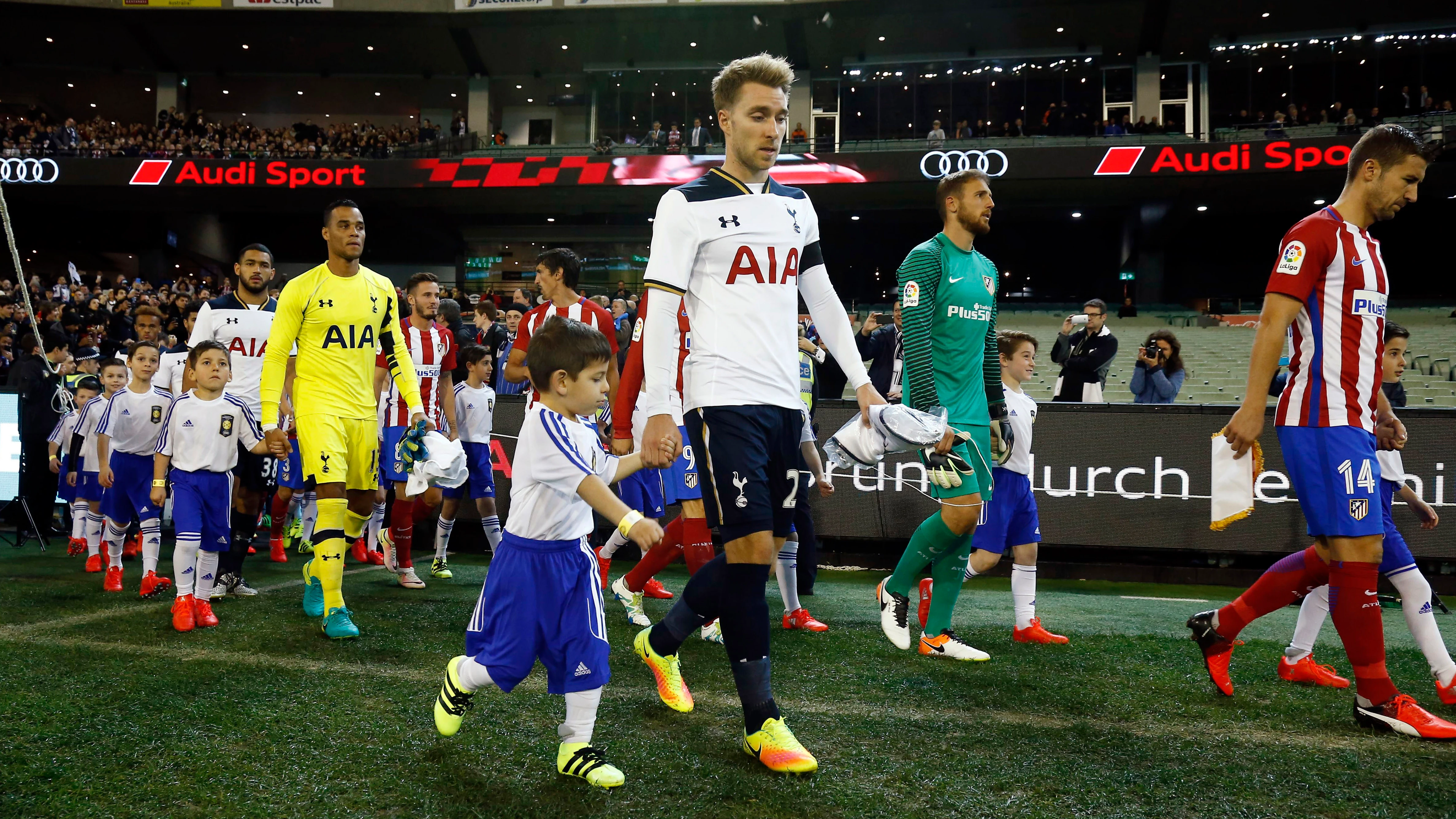 Los jugadores de Tottenham y Atlético de Madrid saltan al campo junto a niños