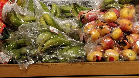 Frutas envasadas en plástico en un supermercado Frutas envasadas en plástico en un supermercado