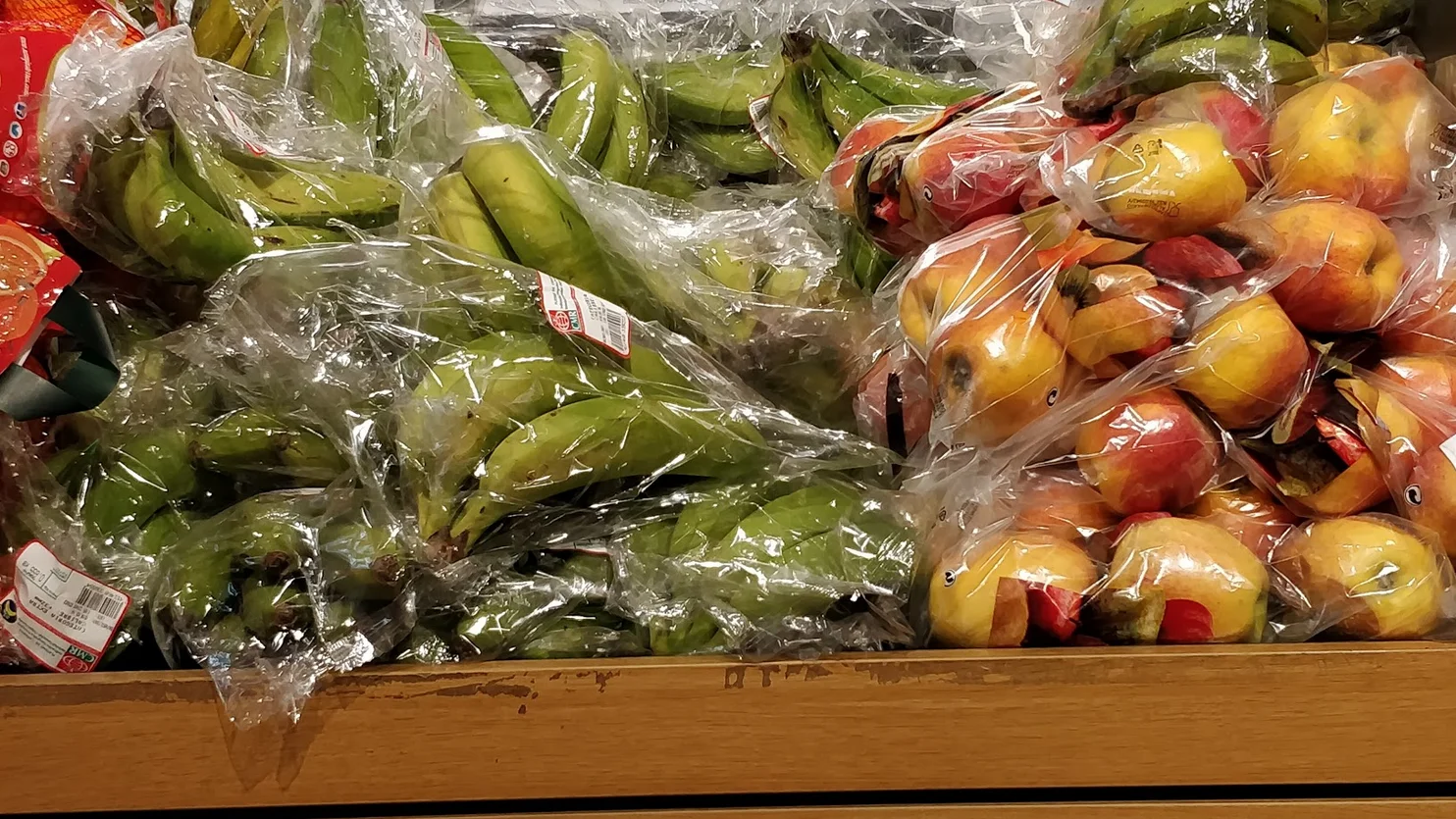 Frutas envasadas en plástico en un supermercado