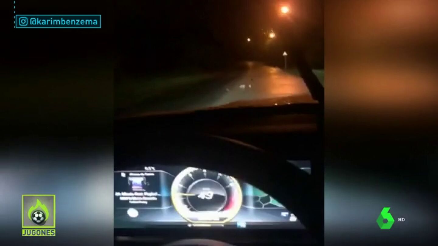 Benzema se graba un v&iacute;deo mientras conduce su coche