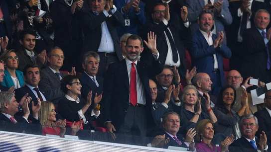Felipe VI saluda a la afición en la inauguración del Wanda Metropolitano Felipe VI saluda a la afición en la inauguración del Wanda Metropolitano