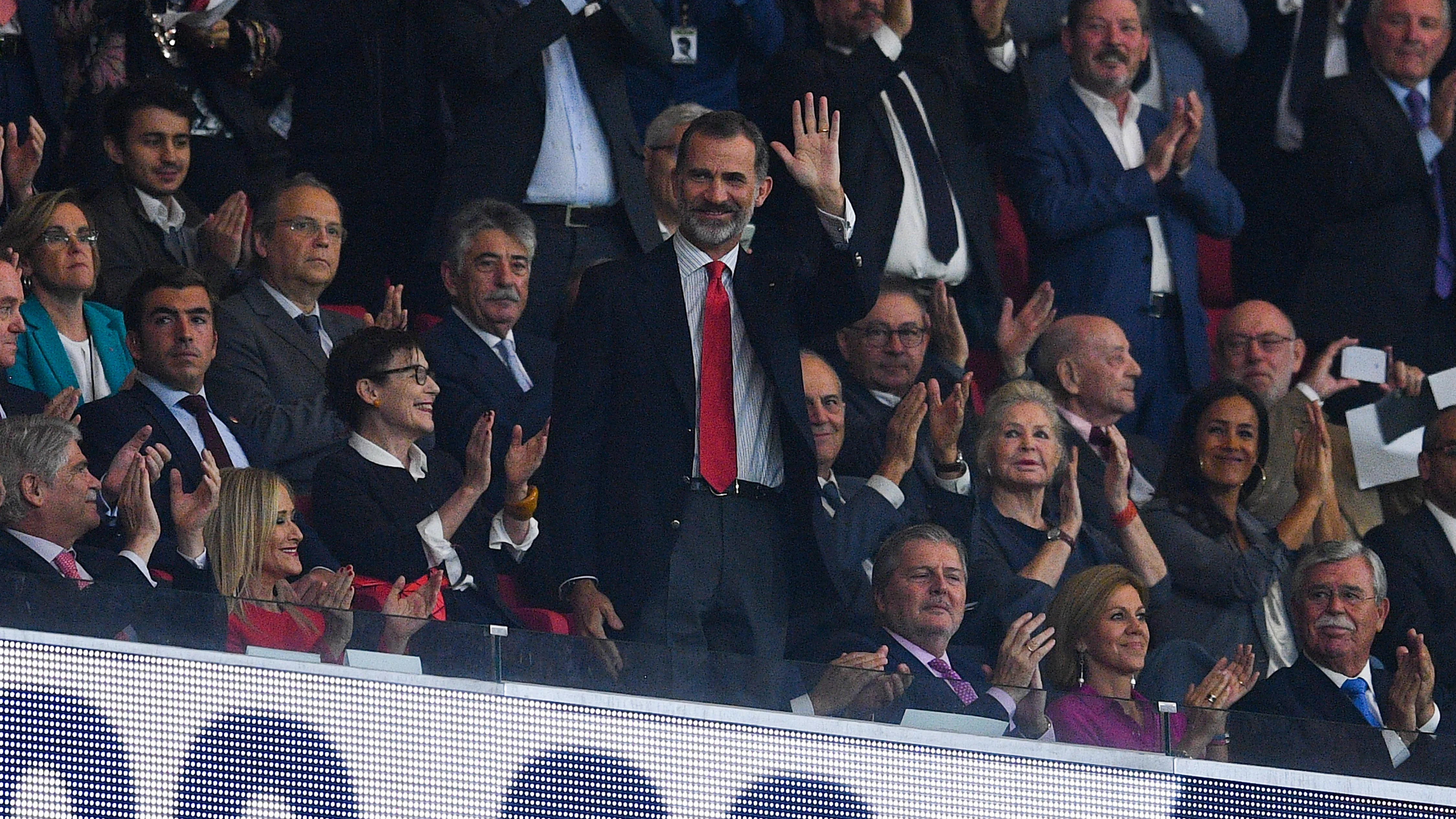 Felipe VI saluda a la afición en la inauguración del Wanda Metropolitano