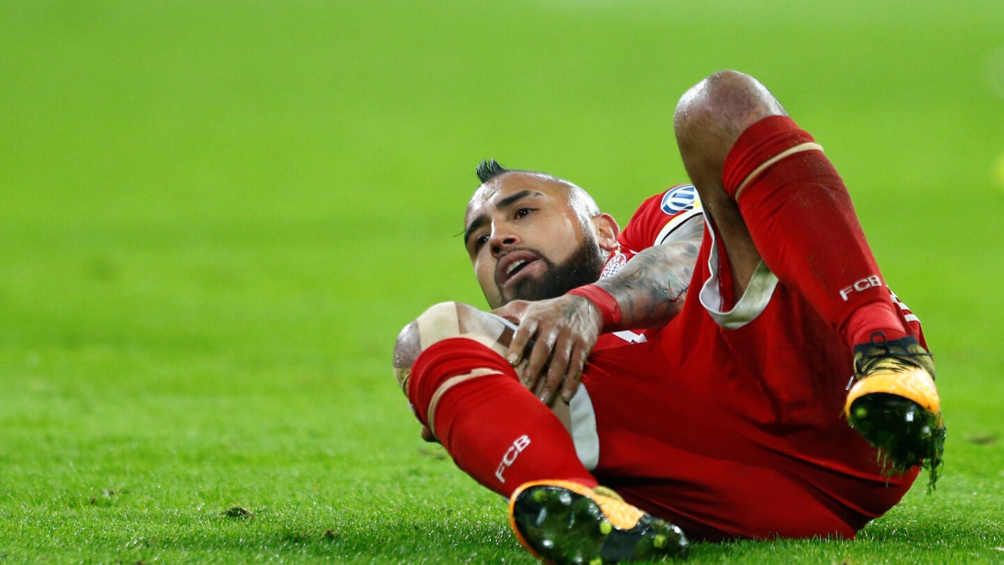 Arturo Vidal se duele de la rodilla derecha