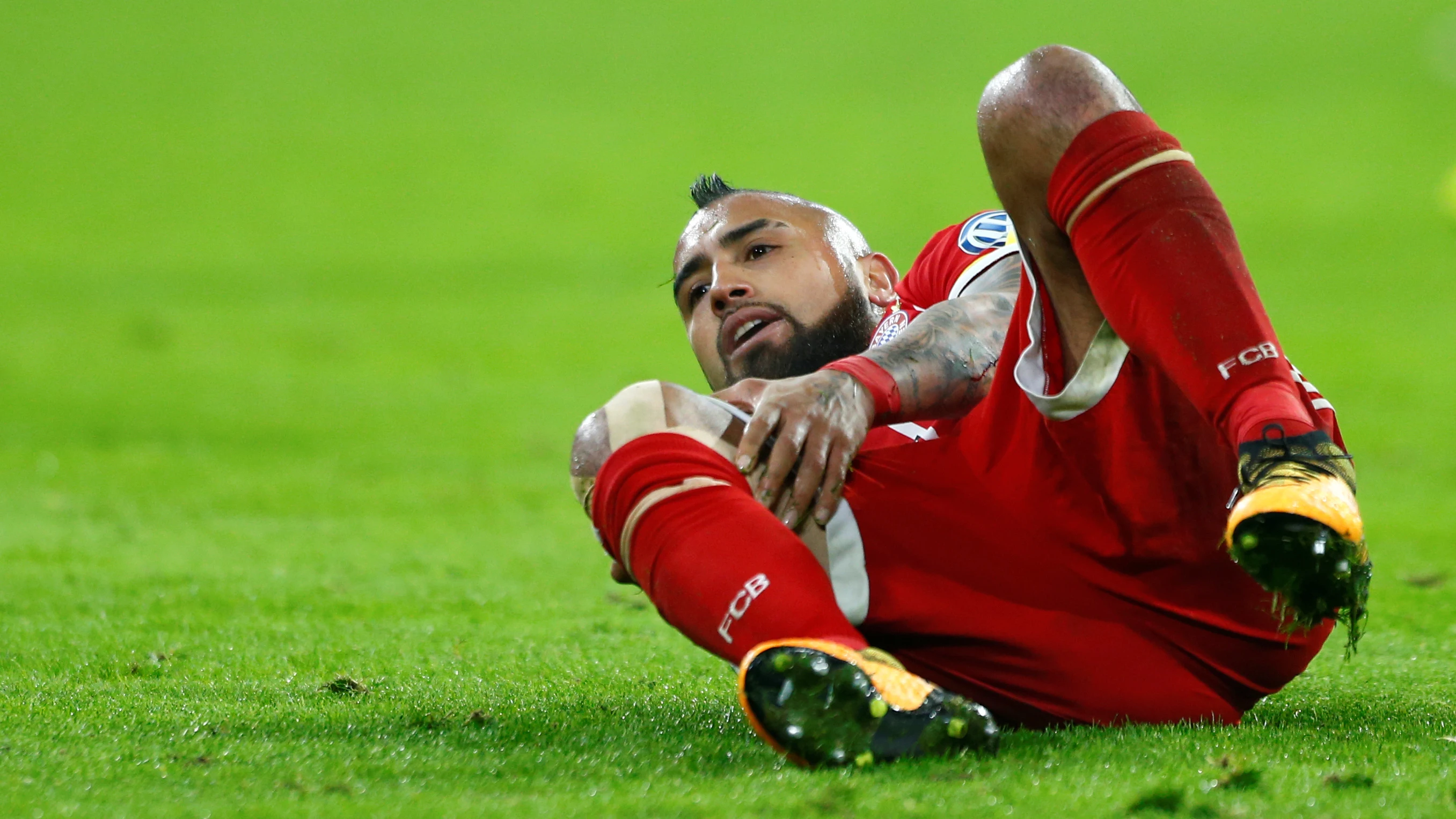 Arturo Vidal se duele de la rodilla derecha