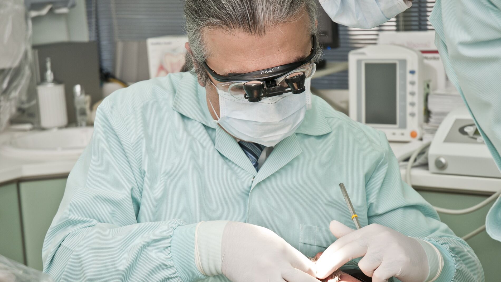 Un dentista examina a un paciente