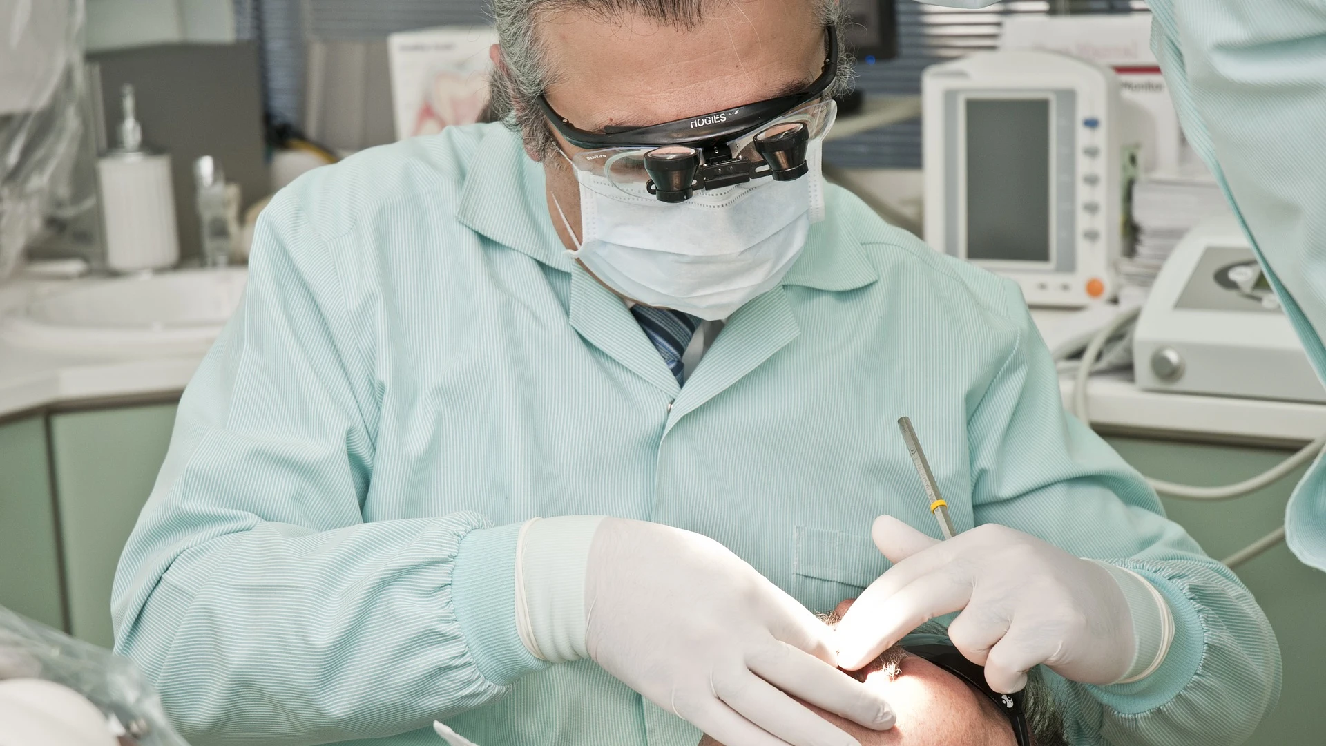 Un dentista examina a un paciente Un dentista examina a un paciente