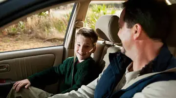 ¿Cuándo pueden ir los niños en el asiento delantero del coche?