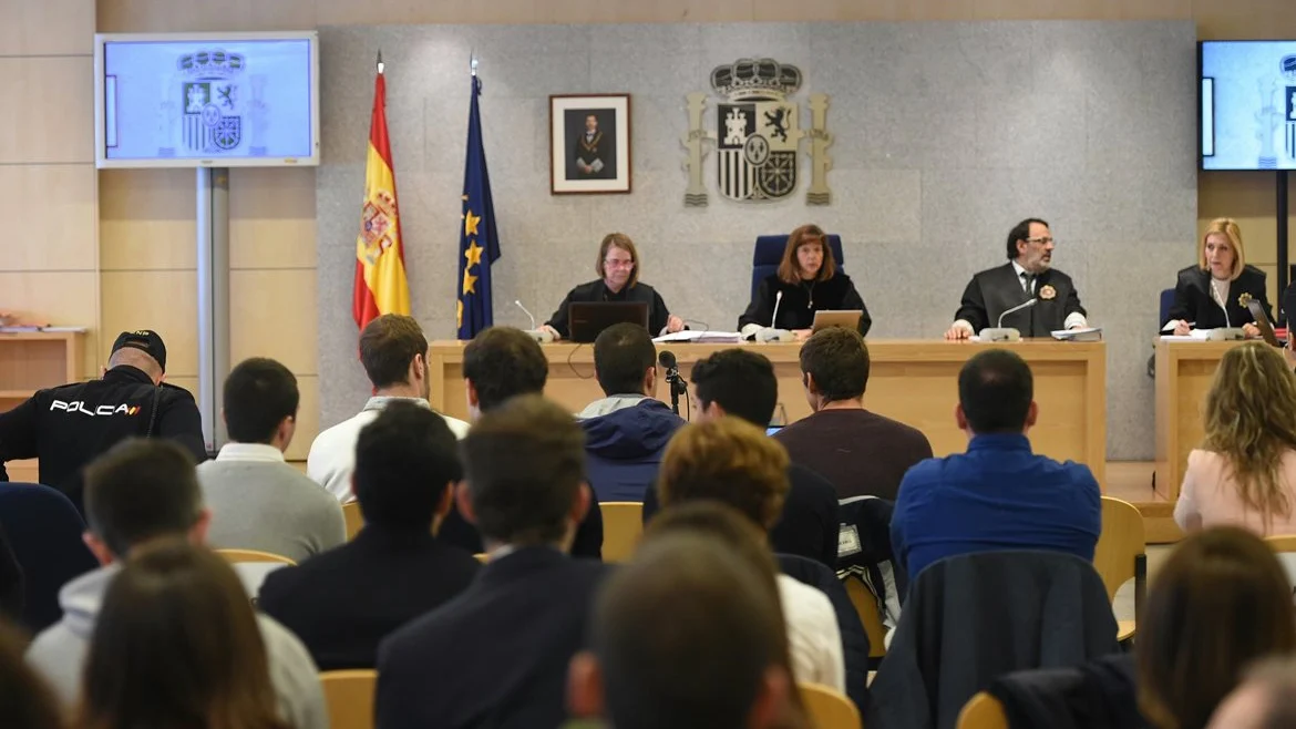 Juicio a los ocho acusados de agredir a dos guardias civiles y sus parejas en octubre de 2016 en la localidad navarra de Alsasua