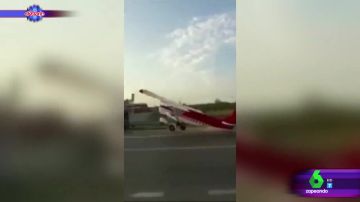 El sorprendente accidente entre un vehículo y una avioneta en mitad de la carretera