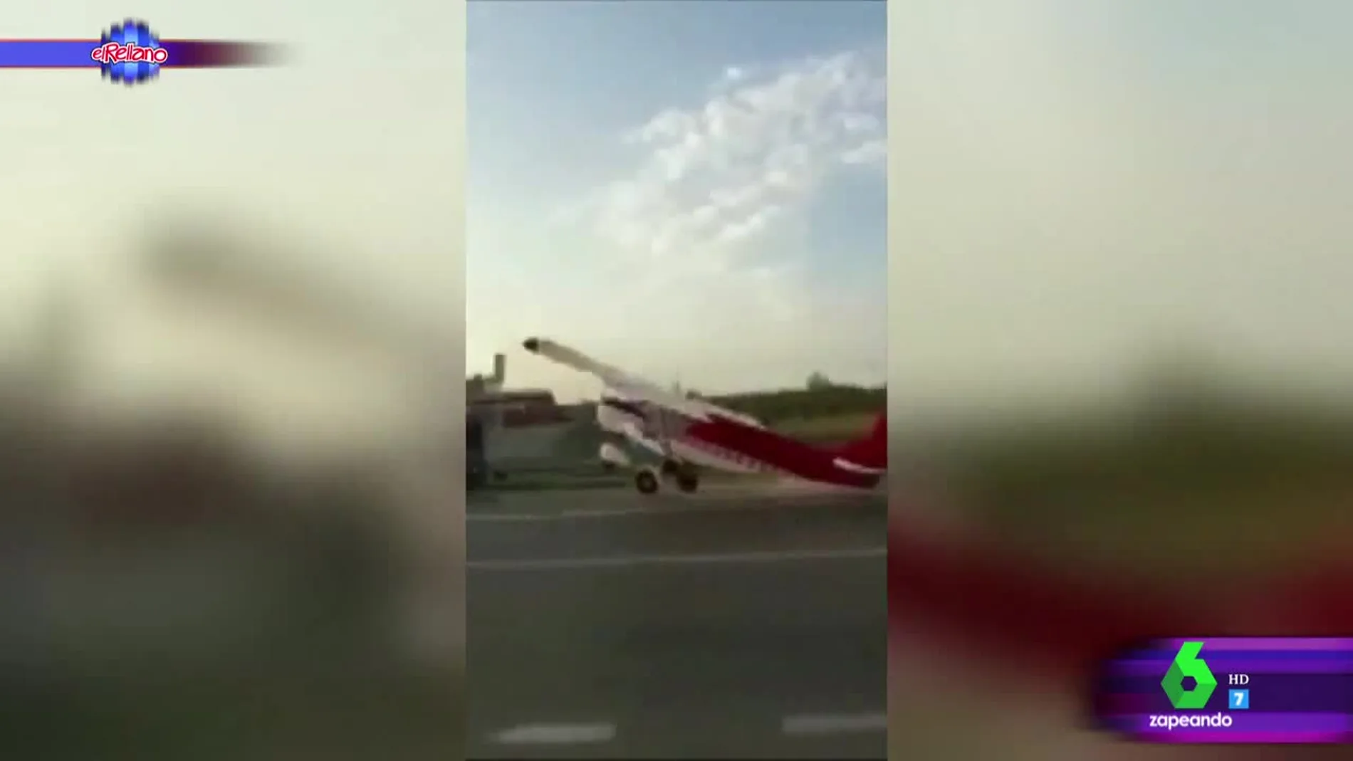 El sorprendente accidente entre un vehículo y una avioneta en mitad de la carretera