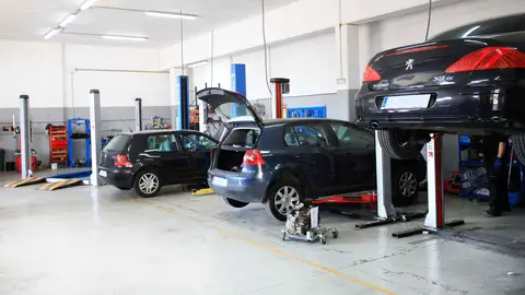 Imagen de archivo de un taller de coches Imagen de archivo de un taller de coches