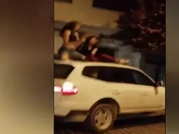 La última imprudencia en carretera: bailar sobre el techo de un coche en marcha La última imprudencia en carretera: bailar sobre el techo de un coche en marcha