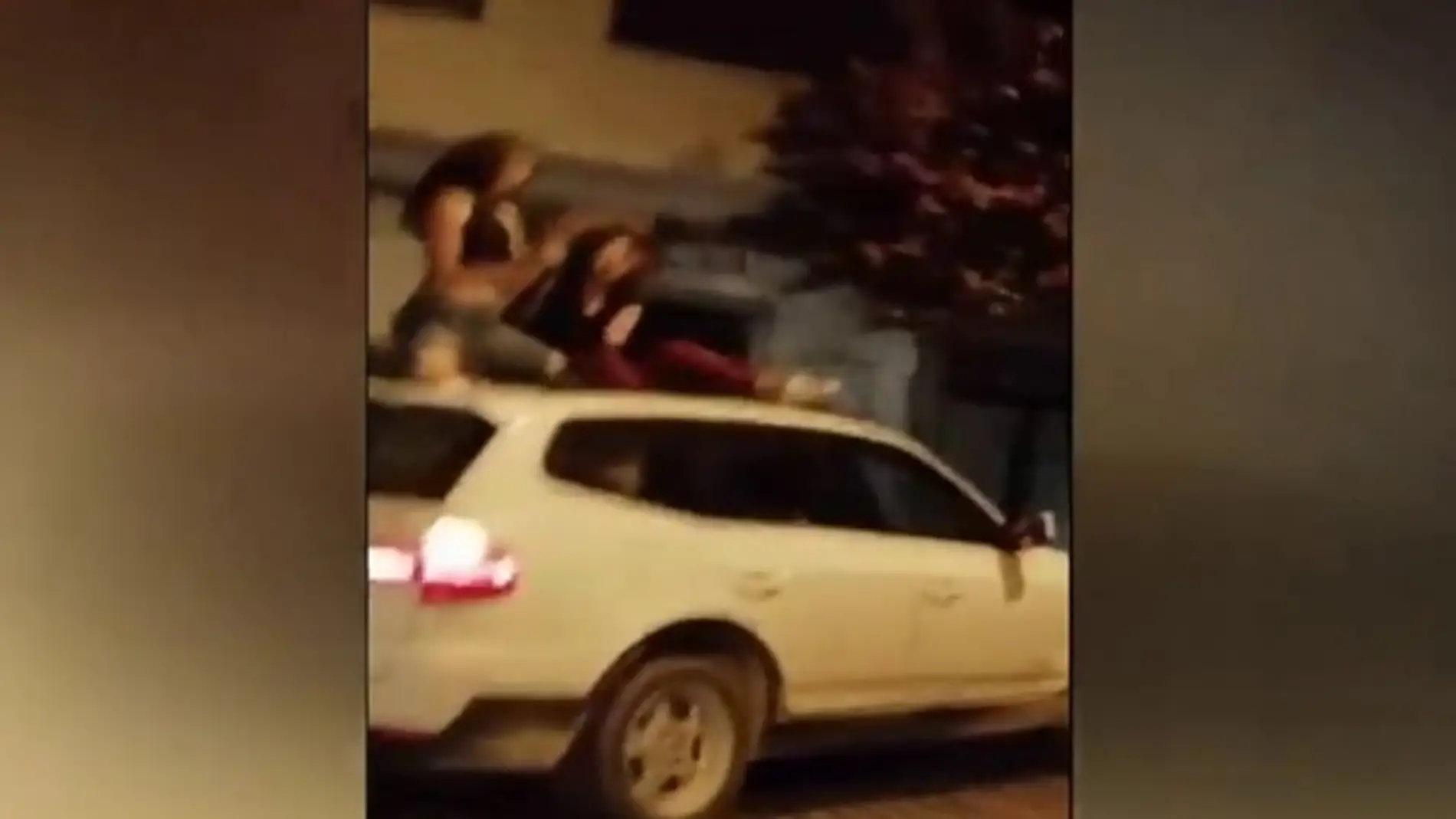 La última imprudencia en carretera: bailar sobre el techo de un coche en marcha