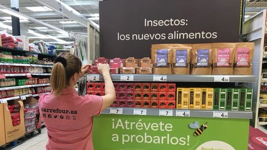 Estanteria con alimentos elaborados con insectos Estanteria con alimentos elaborados con insectos
