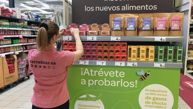 Estanteria con alimentos elaborados con insectos