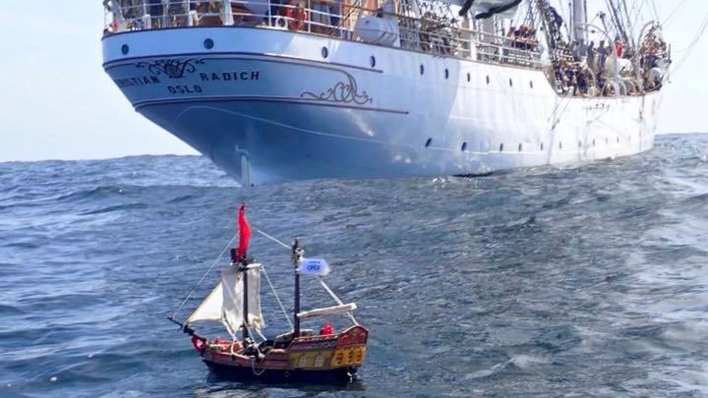 Barco Playmobil surcando los mares