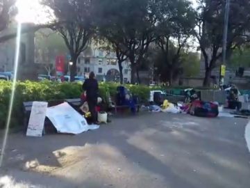 La Guardia Urbana comienza a desalojar a los acampados en la plaza Cataluña de Barcelona La Guardia Urbana comienza a desalojar a los acampados en la plaza Cataluña de Barcelona