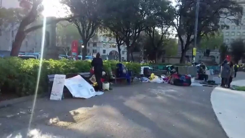 La Guardia Urbana comienza a desalojar a los acampados en la plaza Cataluña de Barcelona La Guardia Urbana comienza a desalojar a los acampados en la plaza Cataluña de Barcelona