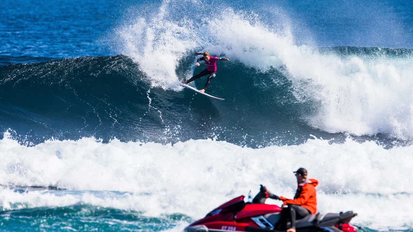 Nikki Van Dijk, durante su participación en una prueba de la Liga Mundial de surf, en Sudáfrica Nikki Van Dijk, durante su participación en una prueba de la Liga Mundial de surf, en Sudáfrica