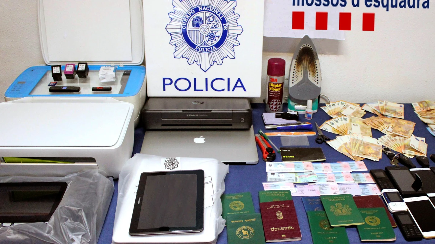 Desarticulan una organización que suplantaba identidades en examen del carné de conducir Desarticulan una organización que suplantaba identidades en examen del carné de conducir