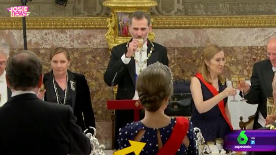 Las im&aacute;genes del incidente de la reina Letizia con su vestido en la cena de gala en el Palacio Real 