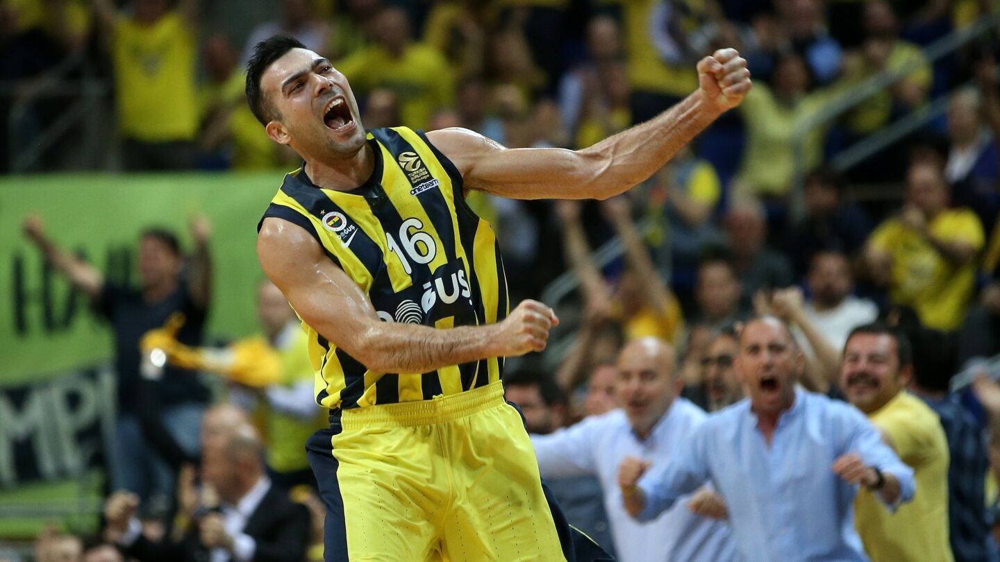 Sloukas celebra una canasta ante el Baskonia