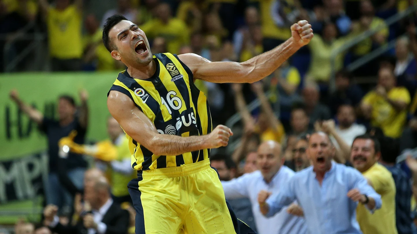 Sloukas celebra una canasta ante el Baskonia Sloukas celebra una canasta ante el Baskonia