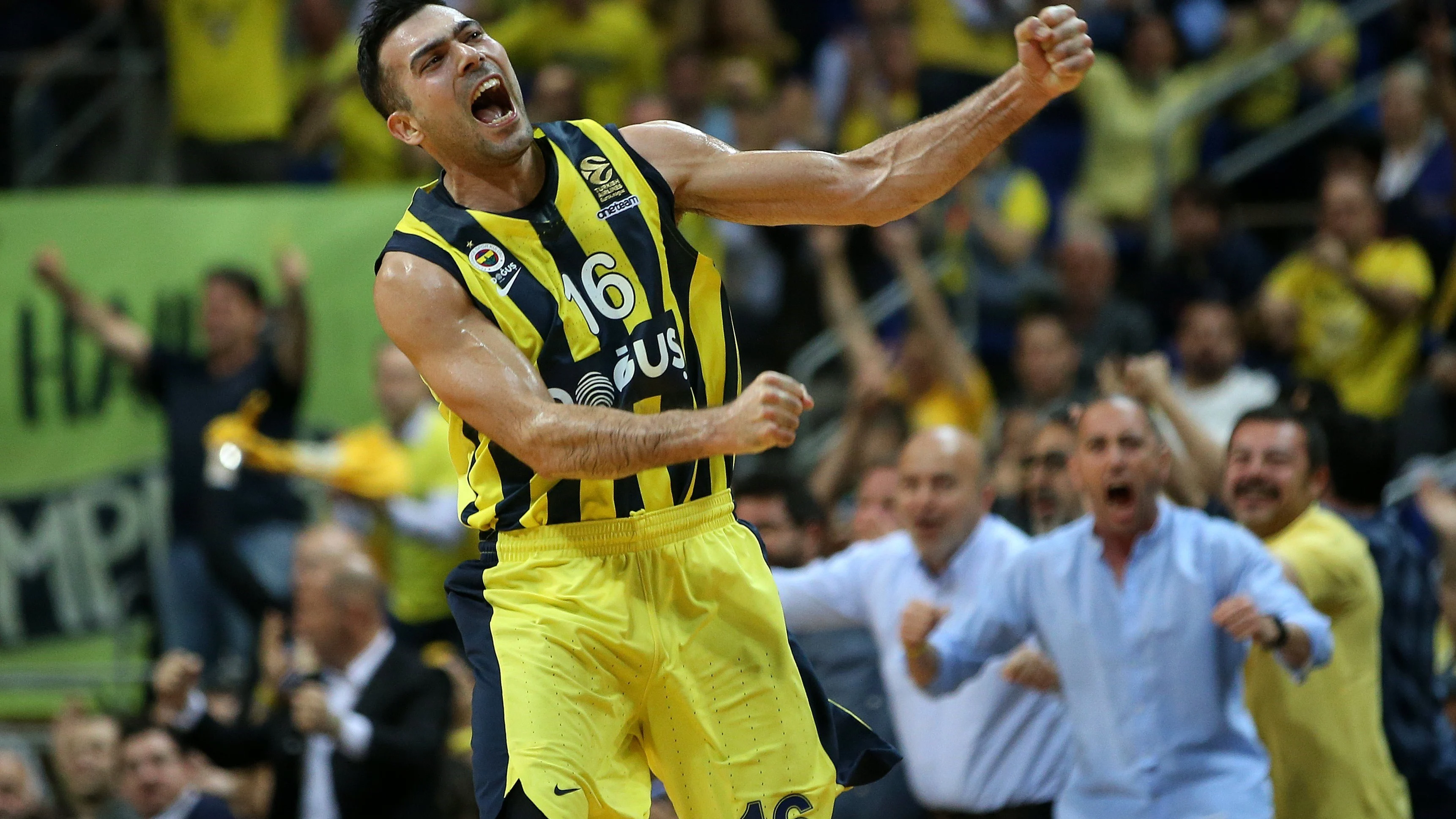 Sloukas celebra una canasta ante el Baskonia