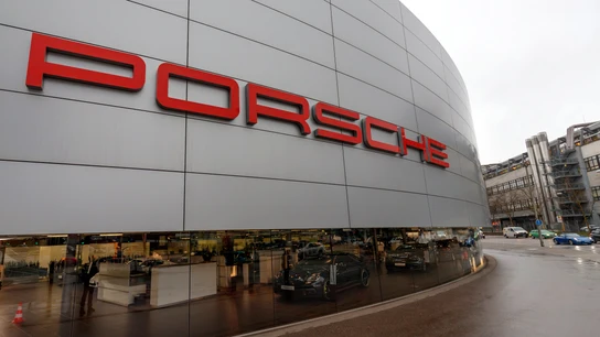 Fotografía de la fachada de la sede de Porsche Fotografía de la fachada de la sede de Porsche