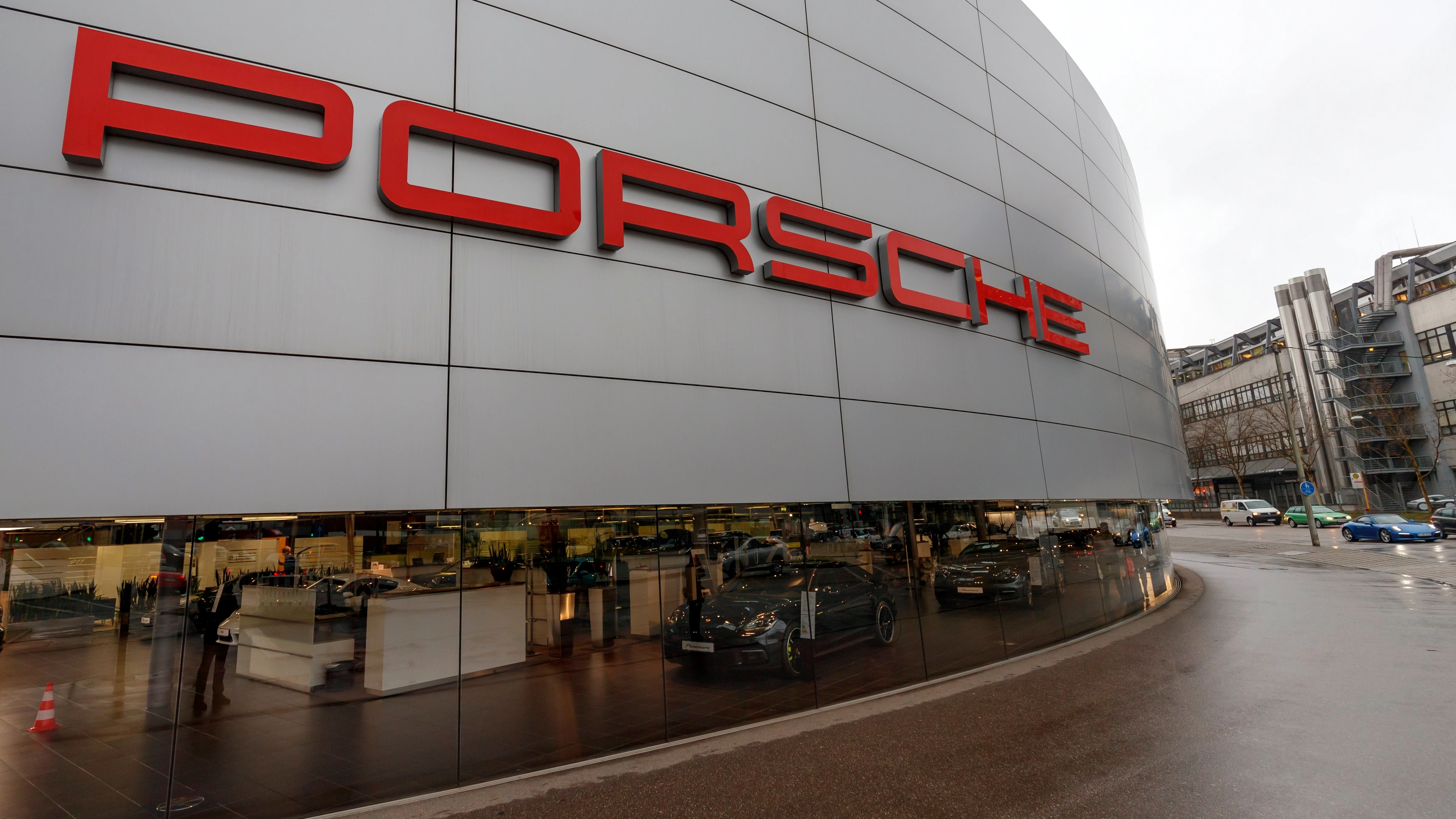 Fotografía de la fachada de la sede de Porsche