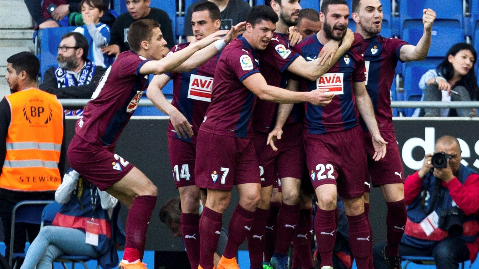 Los jugadores del Eibar celebran el gol de Lombán contra el Espanyol