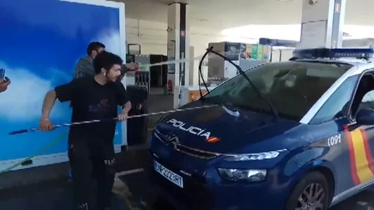 Lavan un coche de Policía y se olvidan de la ventanilla abierta: "Pa' que luego digan que los gitanos semos malos" Lavan un coche de Policía y se olvidan de la ventanilla abierta: "Pa' que luego digan que los gitanos semos malos"