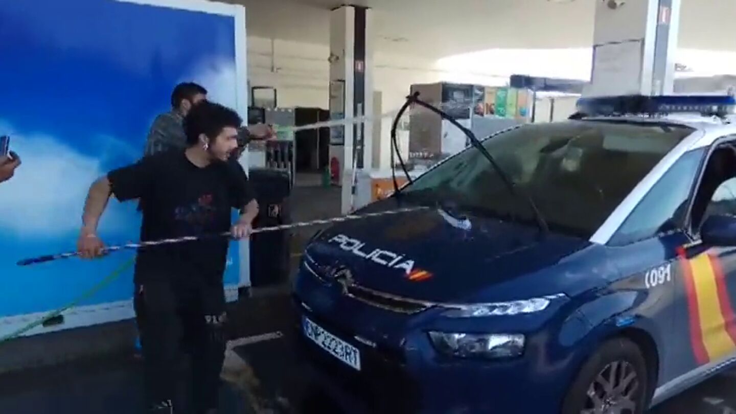 Lavan un coche de Polic&iacute;a y se olvidan de la ventanilla abierta: "Pa' que luego digan que los gitanos semos malos"